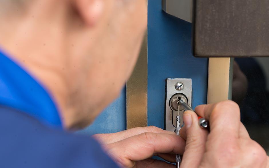 ouverture de porte claquée serrurier Corbreuse